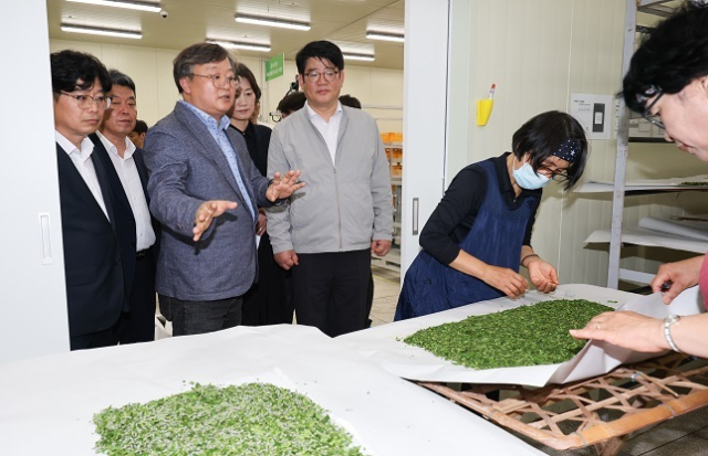 권재한 농촌진흥청장은 5월 26일, 강원도 춘천에 있는 ‘강원·춘천 곤충산업 거점단지’를 찾아 곤충 스마트 생산 기반 조성 현황을 점검하고, 산업화 추진 방향에 대한 현장의 목소리를 들었다. 농촌진흥청 제공