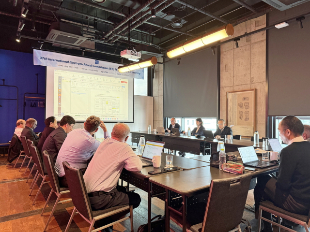 힌국전기연구원(KERI)이 보호계전기의 표준 제·개정을 논의하는 ‘제37차 IEC TC95’ 행사를 5월 20일~23일 서울에서 개최했다. KERI 제공