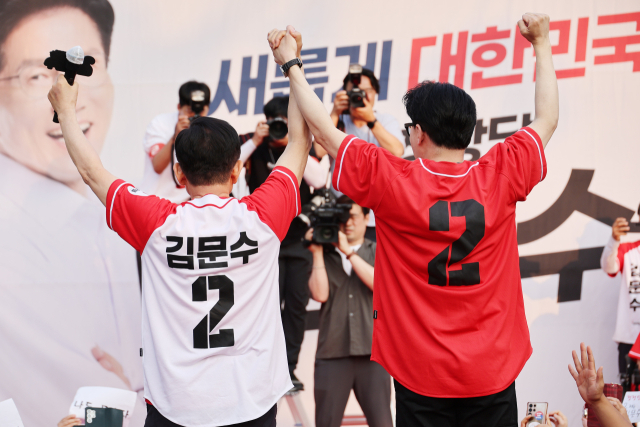 국민의힘 김문수 대선 후보가 26일 서울 도봉구 방학사거리에서 한동훈 전 대표와 집중유세를 하고 있다. 연합뉴스