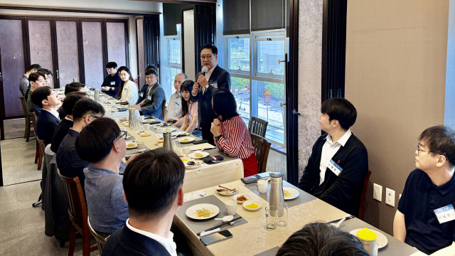 26일 산업통상자원부 기자간담회에 권명호 한국동서발전 사장이 기자들과 이야기를 나누고 있다. 동서발전 제공