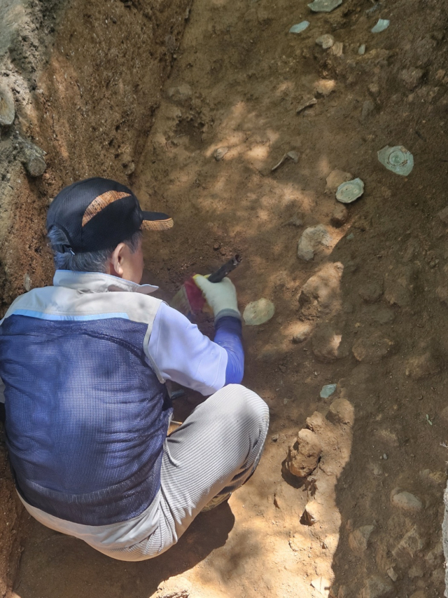 부산 동래구 온천동 요지에서 발견된 고려청자 조각을 수습하는 모습. 김효정 기자