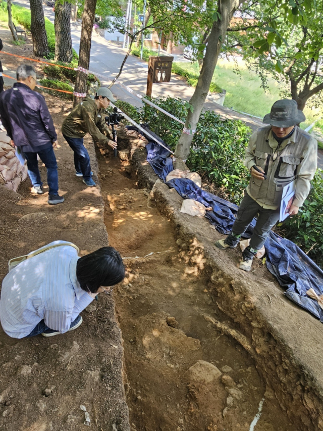 부산박물관 조사연구팀은 금감공원내 온천 요지 시굴 조사에서 고려청자를 생산하는 가마터를 발굴했다. 사진은 가마터를 살펴보는 연구원들. 김효정 기자
