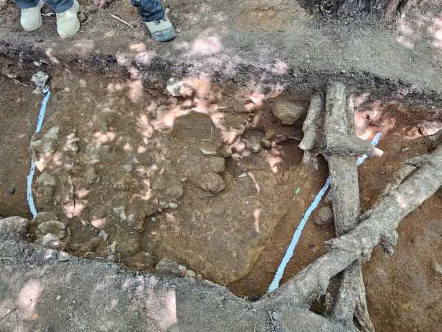 온천동 요지 시굴 조사에서 발결된 고려청자 가마터 관련 유적. 김효정 기자