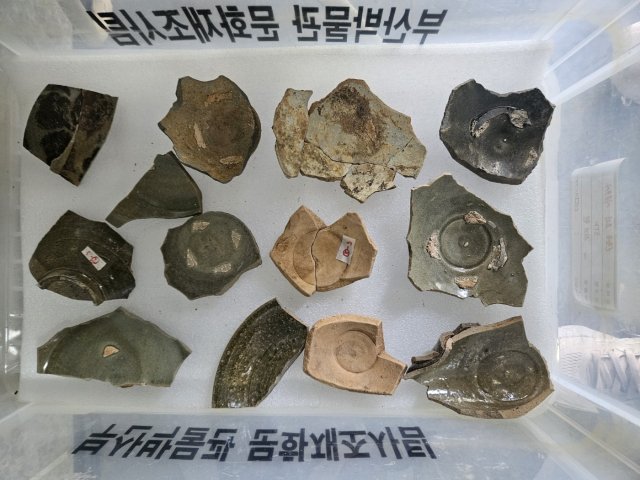 부산 동래구 온천동 요지에선 다양한 고려청자 조각을 비롯해 유약을 바르기 전 상태의 도자기 조각들도 발견됐다. 김효정 기자