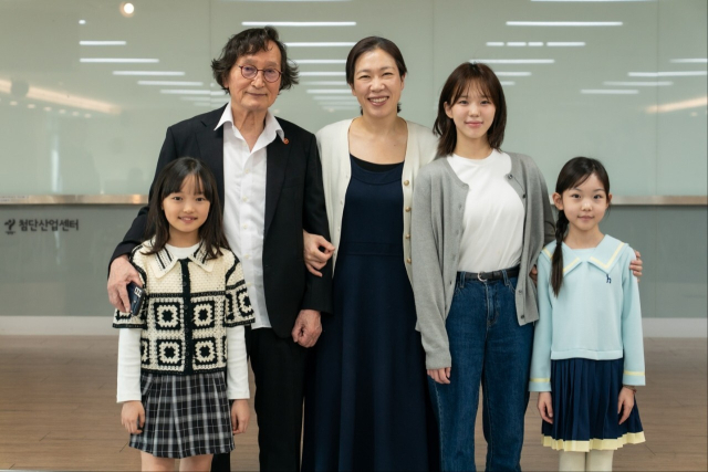 제주 4·3 사건을 배경으로 한 영화 '내 이름은'의 정지영(왼쪽 두 번째) 감독과 주연 배우 염혜란(왼쪽 세 번째)이 아역 배우들과 사진을 찍고 있다. 아우라픽처스 제공