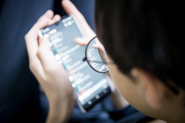 스마트폰 등을 이용해 부정적인 정보를 과도하게 접하면 현실을 지나치게 비관하거나 불안·우울 같은 정신 건강 문제와 수면 장애로 이어질 우려가 커 주의가 요구된다. 이미지투데이 제공