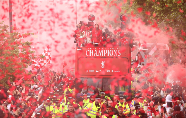26일(현지 시간) 영국 리버풀 거리에서 열린 영국 프로 축구 프리미어 리그 우승팀 리버풀의 우승 축하 퍼레이드. EPA연합뉴스