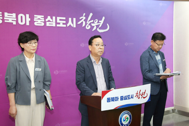 창원시 이종근 교통건설국장이 27일 오전 창원시청에서 시내버스 노조 파업에 대비한 비상수송대책을 발표하고 있다. 창원시 제공