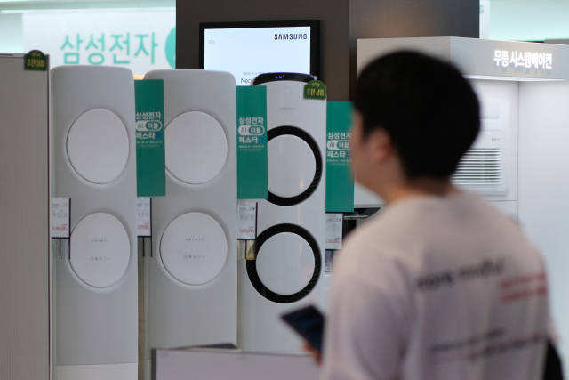 미국 상호관세 유예 조치와 대선 이후 새 정부의 경제정책 기대감 등에 힘입어 소비자 심리가 4년 7개월 만에 가장 큰 폭으로 개선됐다. 시내 대형마트에서 시민들이 에어컨 및 냉방용 가전제품을 살펴보고 있다. 연합뉴스