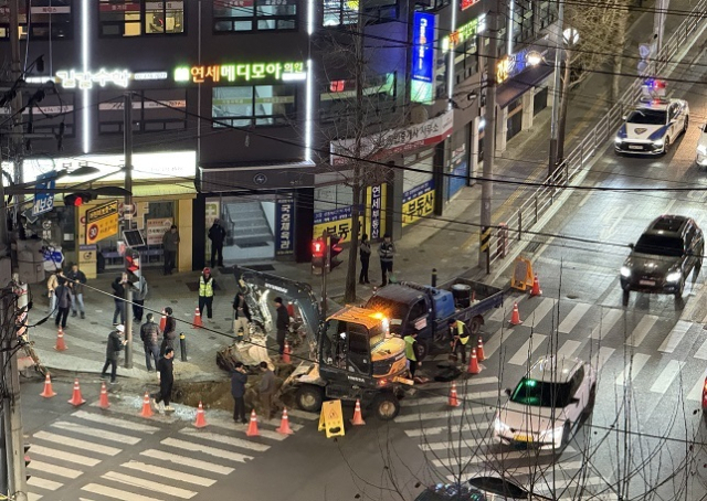 지난달 2일 오후 5시 7분께 서울 강동구 길동의 한 도로에서 폭 20㎝, 깊이 50㎝ 규모 땅꺼짐 현상이 발생했다. 연합뉴스
