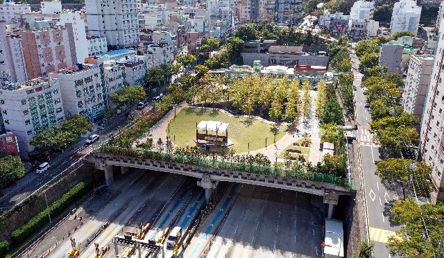 부산 동구 좌천동과 부산진구 가야동을 잇는 수정산터널의 통행료가 민간 운영이 종료되는 2027년 4월 이후 무료화될 전망이다. 부산일보DB