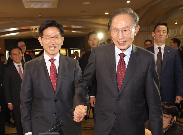 국민의힘 김문수 대선 후보와 이명박 전 대통령이 27일 서울 여의도 켄싱턴호텔에서 만나 오찬을 위해 이동하고 있다. 연합뉴스