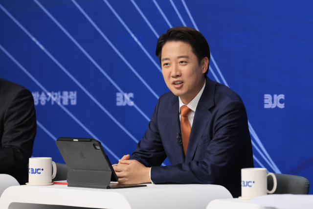 개혁신당 이준석 대선 후보가 26일 서울 양천구 한국방송회관에서 열린 한국방송기자클럽 초청 토론회에서 참석자들과 대화를 나누고 있다. 연합뉴스