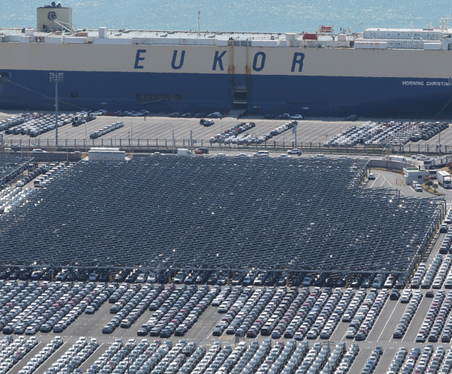 현대자동차 울산공장 수출선적부두에 차량 이송용 대형 선박(카캐리어 선박)이 대기하고 있다. 연합뉴스