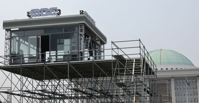 제21대 대통령 선거가 일주일 앞으로 다가온 27일 서울 여의도 국회에 방송사들이 선거 중계 부스를 설치하고 있다. 연합뉴스