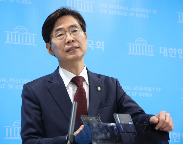 국민의힘 조경태 의원이 지난 10일 국회 소통관에서 당의 김문수 대선 후보 선출 취소와 한덕수 후보 재선출 절차 착수 조치와 관련한 규탄 및 철회 촉구 기자회견을 마친 뒤 취재진 질문에 답변하고 있다. 연합뉴스