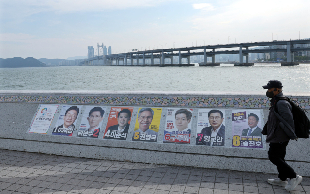 제21대 대통령선거를 일주일 앞둔 지난 5월 27일 오후 부산 해운대구 마린시티 해안 방벽에 후보 벽보가 부착돼 있다. 정종회 기자 jjh@