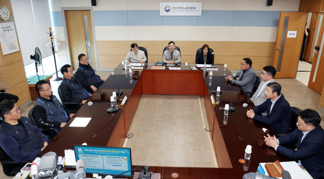 27일 오후 부산 금정구 부산지방노동위원회 조정회의실에서 열린 부산시내버스 임단협 최종 교섭에서 노사 대표들이 이야기를 나누고 있다. 정종회 기자 jjh@