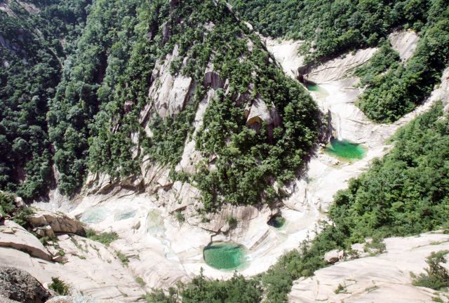 금강산이 북한의 유네스코 세계유산이 될 전망이다. 사진은 2006년 8월 촬영한 금강산 상팔담. 연합뉴스