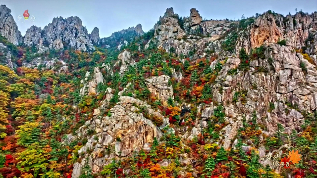 금강산이 북한의 유네스코 세계유산이 될 전망이다. 사진은 북한 조선중앙TV가 2023년 10월 24일 방영한 드론을 이용해 촬영한 붉게 물든 금강산의 가을풍경. 연합뉴스