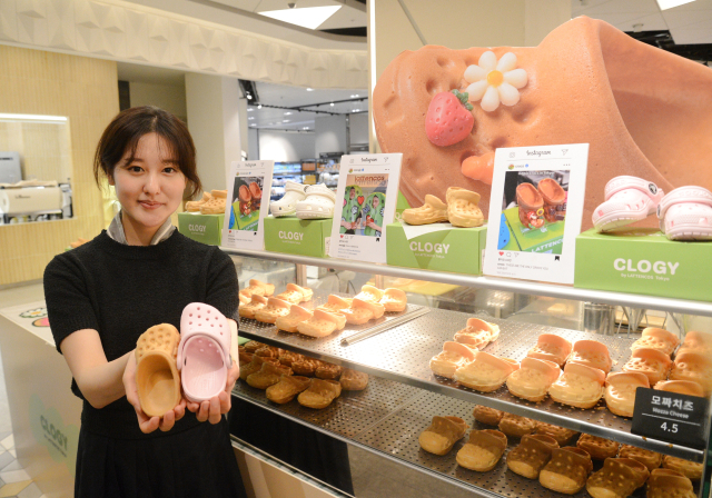 롯데백화점 부산본점에서 열리고 있는 크록스 샌들을 빼닮은 빵 ‘클로기’ 팝업스토어. 롯데백화점 제공