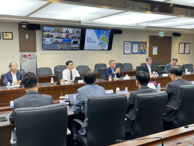 김준동 한국남부발전 사장(왼쪽 다섯 번째)이 민생안정위원회를 주관하고 있다. 남부발전 제공