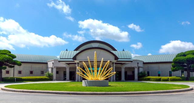 최근 리모델링 된 클럽하우스 입구 전경. ‘유리구슬 작가’로 잘 알려진 프랑스 현대미술가 장-미셸 오토니엘의 작품 ‘골드 로터스’가 방문객의 시선을 사로잡는다. 정산CC 제공