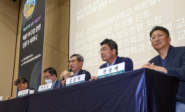 부산의 ‘바다 야구장’ 관련 전문가 세미나가 27일 오후 부산항 국제여객터미널 컨벤션센터에서 열렸다. ‘북항 야구장, 실현 가능한가’를 주제로 참여한 전문가들이 열띤 토론을 하고 있다. 김종진 기자 kjj1761@