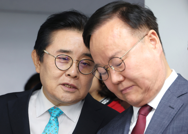 새미래민주당 전병헌 대표(왼쪽)와 국민의힘 김문수 후보 비서실장인 김재원 전 의원이 27일 서울 여의도 새미래민주당 중앙당사에서 열린 이낙연 상임고문 긴급 기자회견에 참석해 대화하고 있다. 연합뉴스