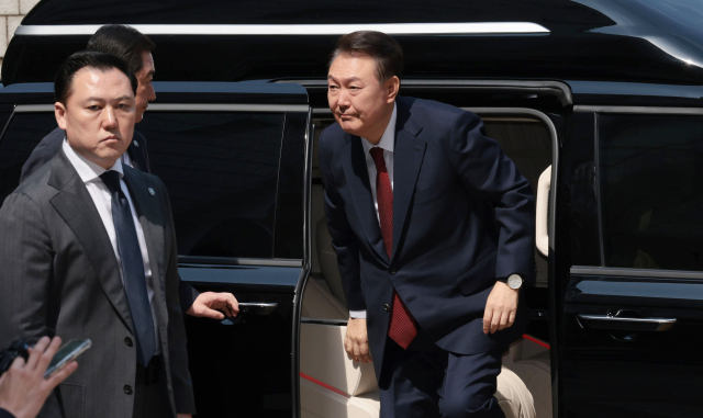 윤석열 전 대통령이 지난 26일 서울 서초구 서울중앙지방법원에서 열린 내란 우두머리 혐의·직권남용 권리행사 방해 혐의 사건 5차 공판에 출석하고 있다. 연합뉴스