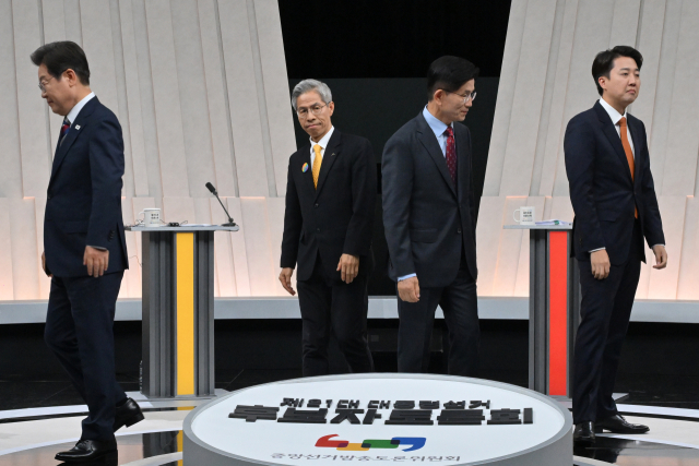 더불어민주당 이재명·민주노동당 권영국·국민의힘 김문수·개혁신당 이준석 대선 후보가 5월 27일 서울 마포구 상암동 MBC 스튜디오에서 진행된 정치 분야 TV토론회에 앞서 포즈를 취한 후 자리로 향하고 있다. 연합뉴스