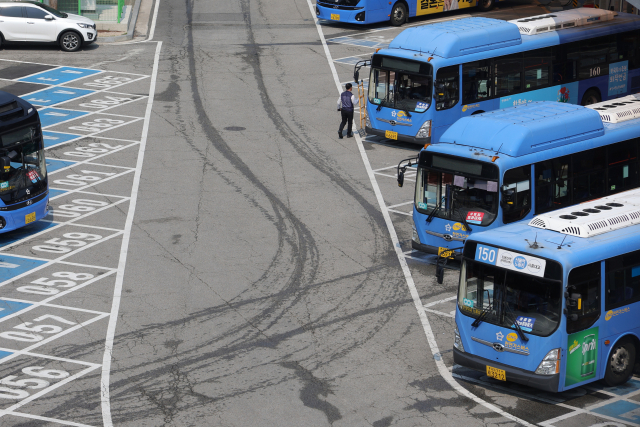 한 공영차고지에서 버스들이 운행을 준비하며 대기하고 있다. 연합뉴스