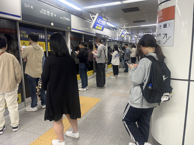28일 오전 7시 부산 연제구 연산동 부산도시철도 1호선 연산역은 시내버스가 파업하자 지하철을 타고 출근하려는 시민들로 붐볐다. 양보원 기자