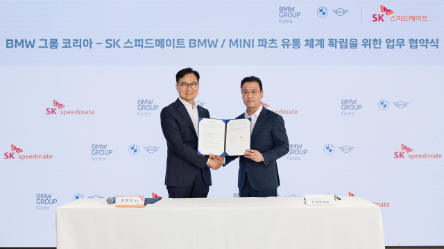 27일 서울 종로구 SK 스피드메이트 본사에서 가진 BMW그룹코리아와 SK 스피드메이트간 부품공급 협약 체결식에서 BMW그룹코리아 정상천(오른쪽) 서비스총괄 본부장과 SK스피드메이트 안무인 대표가 포즈를 취하고 있다. BMW그룹코리아 제공