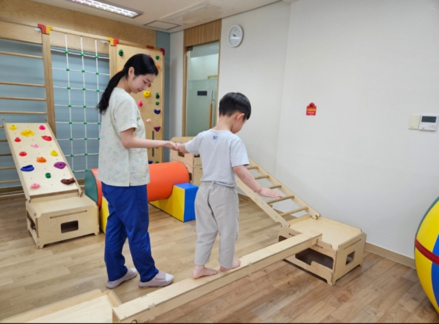좋은강안병원 재활의학과 발달의학센터는 감각통합 이상으로 어려움을 겪는 아동을 대상으로 체계적인 감각통합치료 프로그램을 운영하고 있다고 28일 밝혔다. 센터에서 아동이 놀이활동을 통해 치료받는 모습. 좋은강안병원 제공