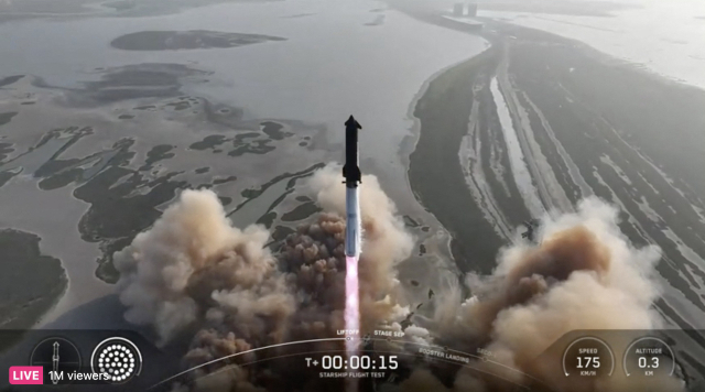 27일(현지시간) 지구궤도 시험비행을 위해 발사된 스타십. SpaceX/AFP 연합뉴스