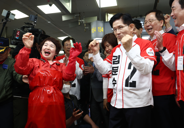 국민의힘 김문수 대선 후보가 13일 부산 자갈치 시장에서 유세를 하고 있다. 연합뉴스