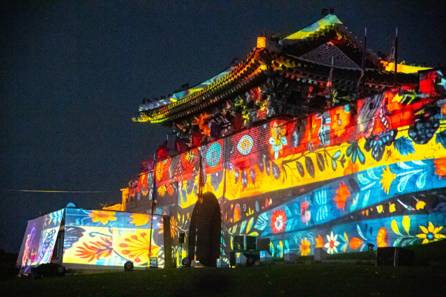지난해 ‘국가유산 미디어아트 진주성’ 개막식 모습. 진주성이 다양한 전통문양의 미디어아트로 물들었다. 김현우 기자