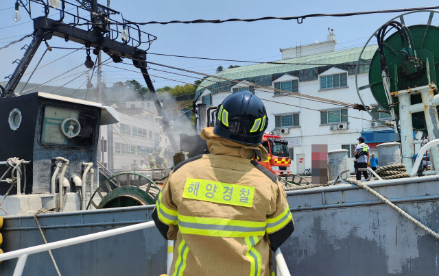27일 오후 12시께에는 거제시 장승포항에 계류 중인 사천 선적 59t급 외끌이저인망어선에서 불이 났다. 통영해양경찰서 제공