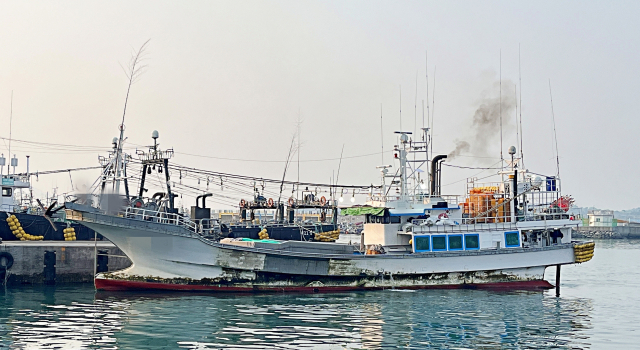 28일 오전 1시 56분 통영시 욕지도 남서방 약 50km 해상에서 선원 8명이 탄 제주 선적 24t급 채낚기어선에서 불이 났다. <div class=