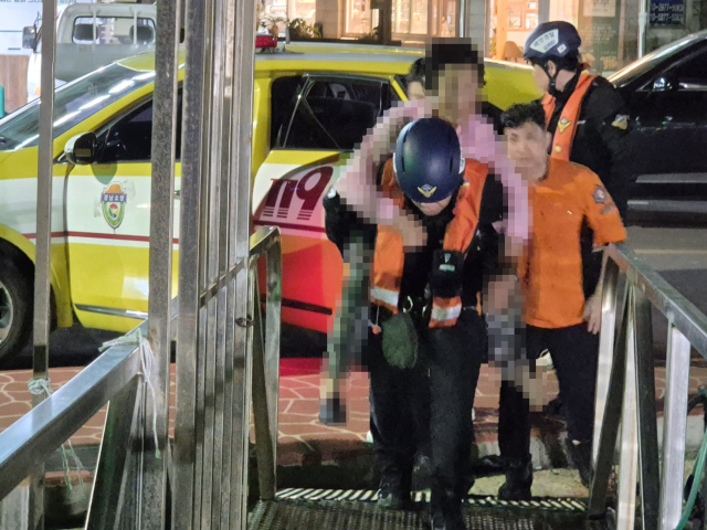 27일 오후 8시 55분 통영시 욕지도에 사는 80대 주민이 갑작스러운 신체 마비와 고혈압 증세를 보여 해양경찰이 육지로 긴급 이송했다. 통영해양경찰서 제공