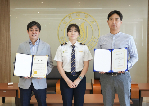 (왼쪽부터) 신라대 항공물류학부 모병문 교수, 항공운항학과 강소연 학생, 김영록 교수.