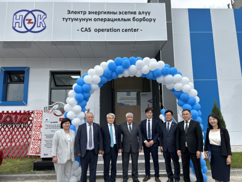 중앙 집중 원격검침시스템 운용센터에서 홍석화 코이카 지역사업II 본부 이사(왼쪽 세 번째)를 비롯한 주요 인사가 센터 완공식을 기념해 사진을 촬영하고 있다.