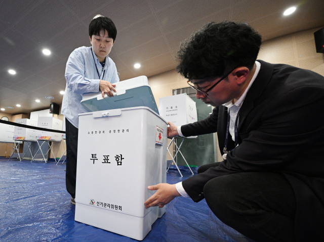 제21대 대통령선거 사전투표를 하루 앞둔 28일 서울 관악구 신사동 복합청사에서 관계자들이 사전투표소를 설치하고 있다. 연합뉴스