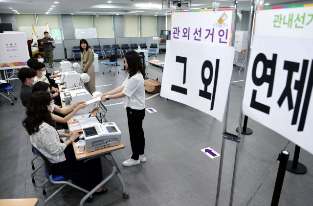 제21대 대통령선거 사전투표를 하루 앞둔 28일 부산 연제구청 대회의실에 마련된 사전투표소에서 부산시선거관리위원회 관계자들이 사전투표 절차를 점검하고 있다. 정종회 기자 jjh@