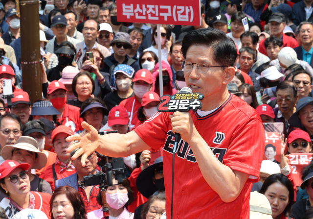 국민의힘 김문수 대선 후보가 28일 부산 서면 쥬디스태화 백화점 앞에서 집중유세를 하고 있다. 연합뉴스