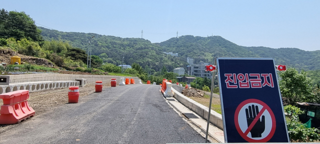 부산 북구 만덕동 546번지 일원 도로 모습. 공사가 이뤄지는 동안 도로가 끊겨 일대 주민과 상인이 불편을 호소하고 있다. 김준현 기자 joon@