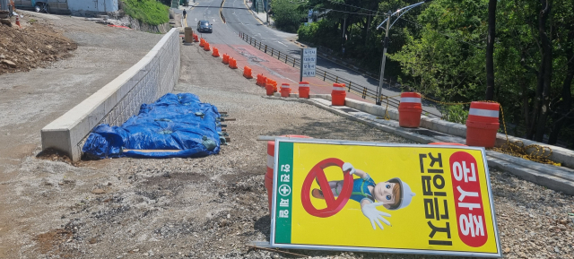 부산 북구 만덕동 546번지 일원 도로 모습. 공사가 이뤄지는 동안 도로가 끊겨 일대 주민과 상인이 불편을 호소하고 있다. 김준현 기자 joon@