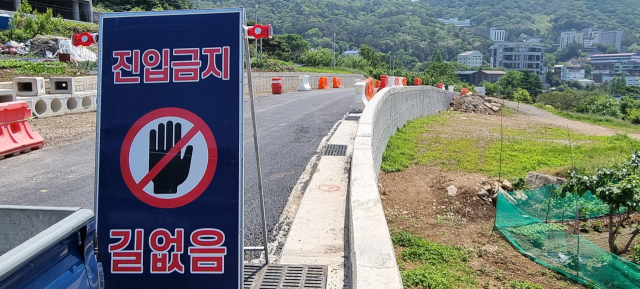 부산 북구 만덕동 546번지 일원 도로 모습. 공사가 이뤄지는 동안 도로가 끊겨 일대 주민과 상인이 불편을 호소하고 있다. 김준현 기자 joon@