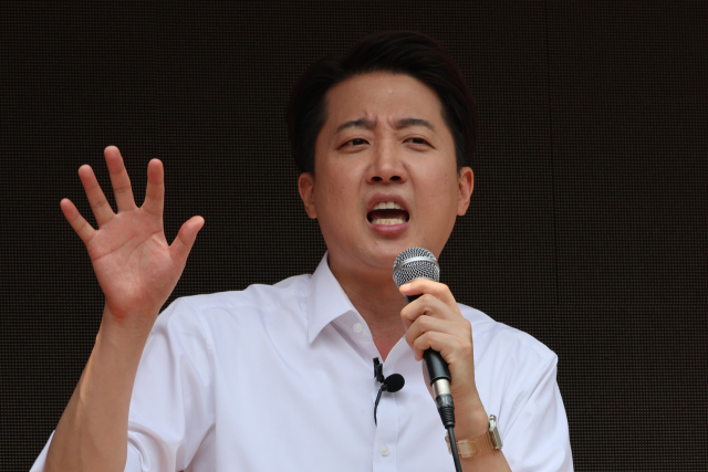 개혁신당 이준석 대선 후보가 사전투표를 하루 앞둔 28일 서울 여의도공원에서 점심시간 산책을 나온 직장인들을 향해 지지를 호소하고 있다. 연합뉴스